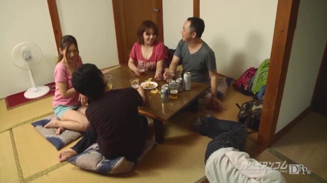 Nữ nhân viên siêu thị vú to đầy trong áo polo. Đồng nghiệp nam kéo cô vào kho, liếm lồn rồi xuất tinh.