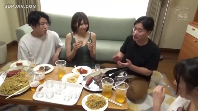 Ca sĩ underground live nhà, fan VIP được doggy sau buổi diễn