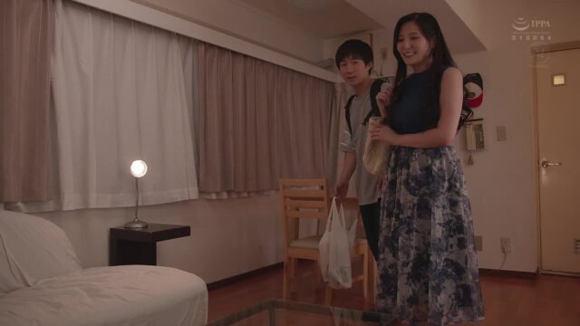 Người phụ nữ ngủ trưa vú to lộ qua áo ngủ mỏng. Chồng đánh thức bằng cách bú núm vú rồi xuất tinh.