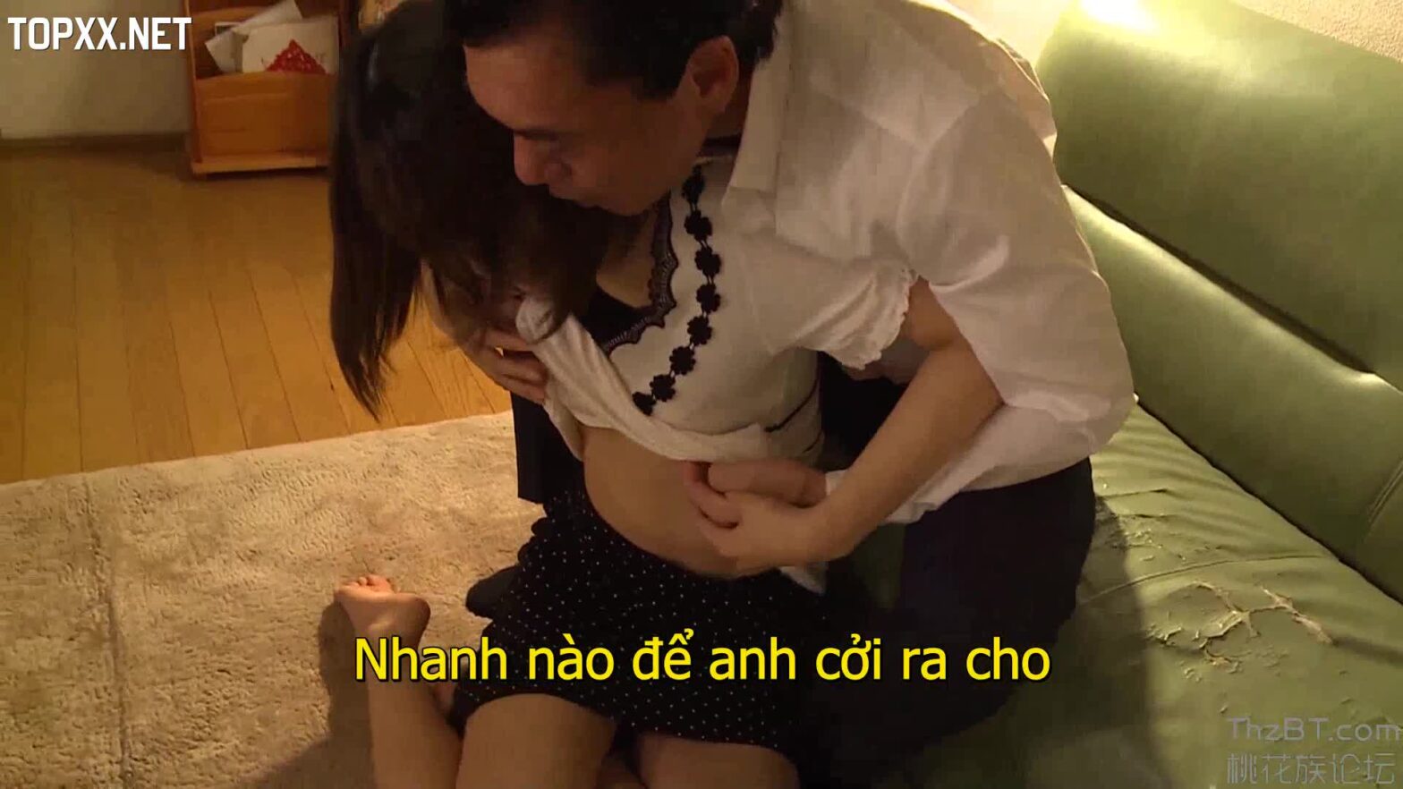 Em nhân viên mới thực tập, quỳ dưới bàn sếp ngậm cu để được ký hợp đồng