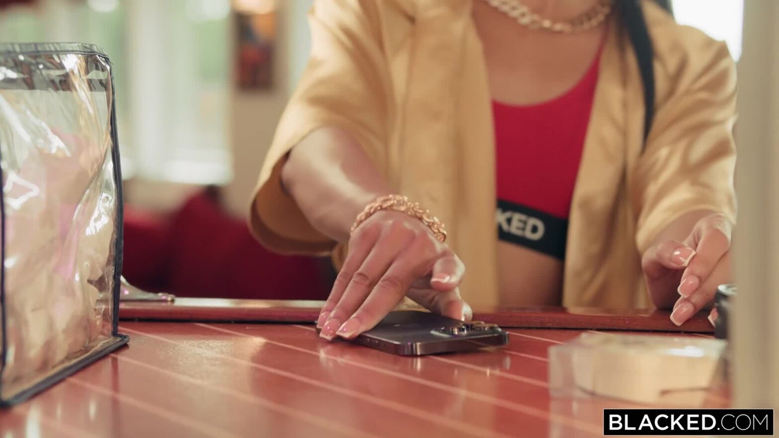 Người phụ nữ phơi quần áo vú rung khi giũ đồ. Chồng bước ra ban công, bóp mông và địt nát.