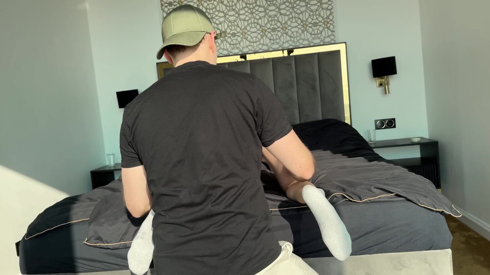 Người vợ trẻ da mịn màng tắm mưa trong vườn. Chồng ôm từ sau, liếm núm vú rồi đụ lỗ đít chặt khít dưới mưa.