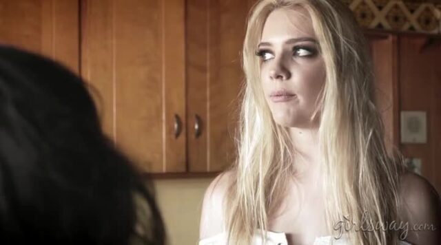 Nữ chủ tịch quỹ đầu tư triệu tập họp. Cô bị các nhà đầu tư nam luân phiên xuất tinh lên bàn.