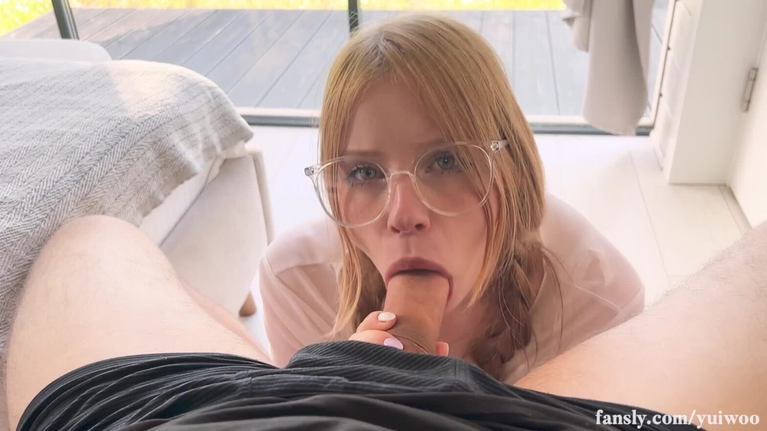 Quý ông mời người mẫu nam về biệt thự riêng. Ông ta bị cậu mẫu trẻ lật ngược và đụ lỗ đít mạnh mẽ.