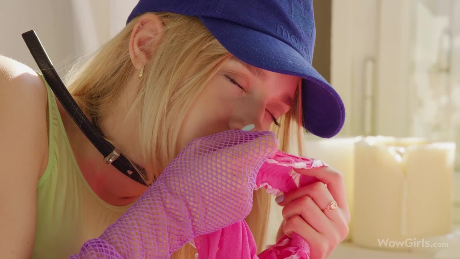 Nữ CEO triệu tập trợ lý nam vào phòng riêng. Cô bị anh ta lật ngược và đụ trên bàn làm việc.