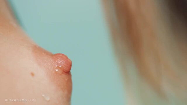 Nữ nhân viên siêu thị vú to đầy trong áo polo. Đồng nghiệp nam kéo cô vào kho, liếm lồn rồi xuất tinh.